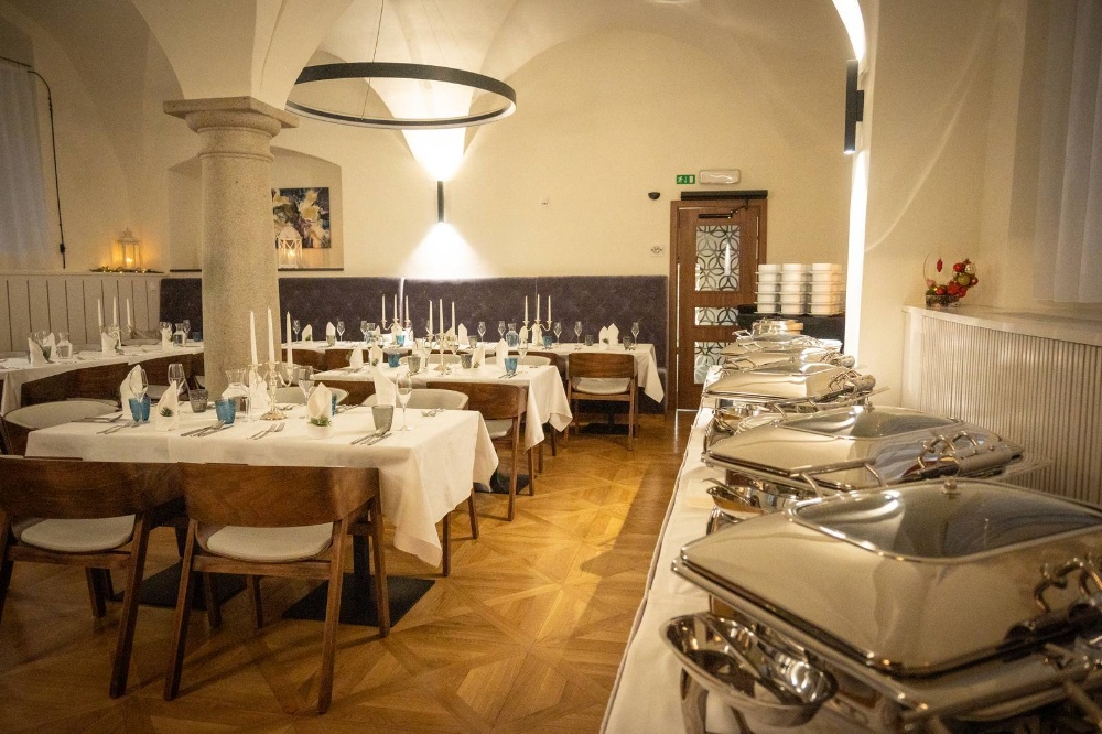 Restaurace zdroj www.zamek-trest.cz